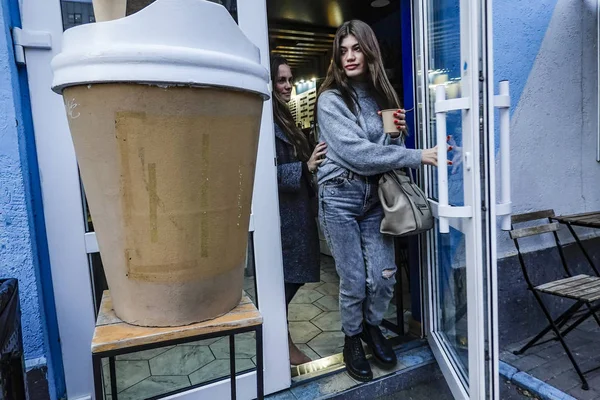 Kiev Ucrania Dos Mujeres Jóvenes Con Tazas Café Yuxtaponen Con — Foto de Stock