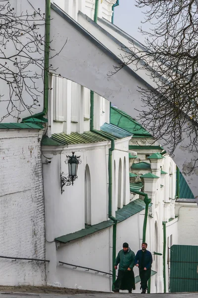 Kiev Ucrânia Monges Caminhando Sobre Margens Mosteiro Referência Patrimônio Unesco — Fotografia de Stock