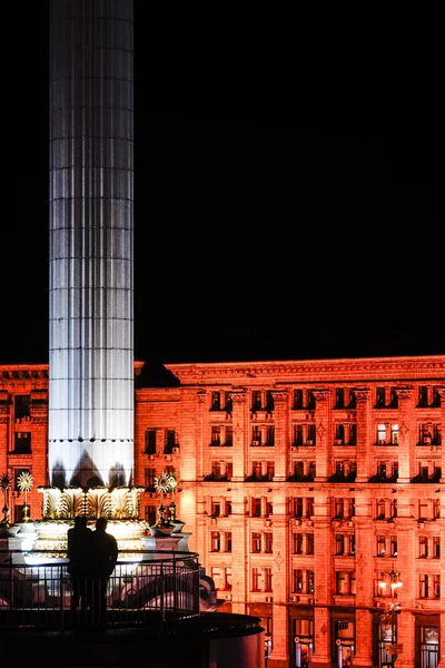 Kyjev Ukrajina Pár Obdivující Pohled Památník Nezávislosti Khreschatyk — Stock fotografie