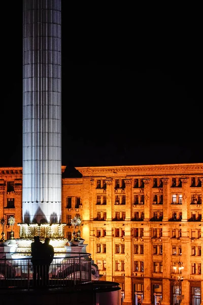 Kyjev Ukrajina Pár Obdivující Pohled Památník Nezávislosti Khreschatyk — Stock fotografie