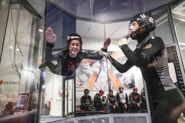 Stockholm, İsveç Rüzgar tünelinde uçan bir kadın. 