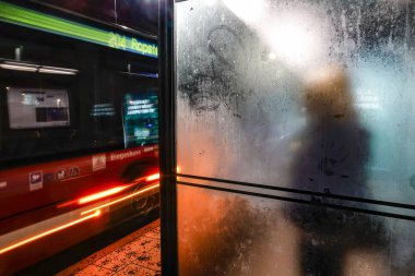 Stockholm, İsveç Lidingo 'da bir kadın otobüs durağında tek başına bekliyor..