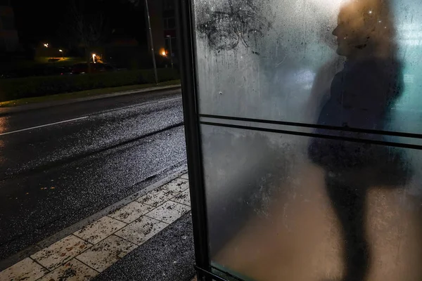 Stockholm Schweden Eine Frau Wartet Allein Einer Bushaltestelle Lidingo — Stockfoto