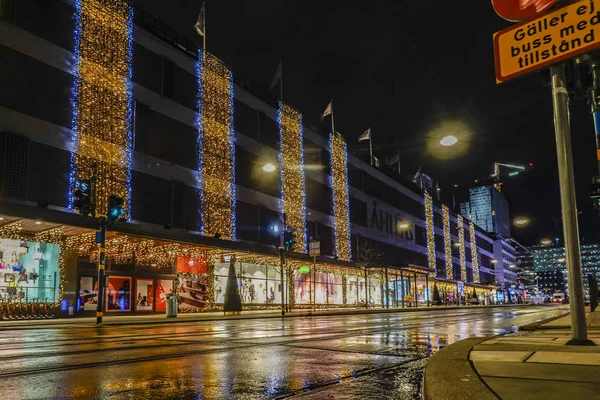 Estocolmo Suecia Las Luces Navidad Adornan Klarabergsgatan Bajo Lluvia — Foto de Stock