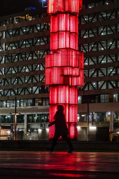 Stockholm Svédország Sziluett Gyalogosok Sétálnak Obeliszk Mellett Centralen Sergels Torg — Stock Fotó