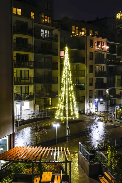 Estocolmo Suécia Uma Árvore Natal Fica Quintal Complexo Edifícios Liljeholmen — Fotografia de Stock