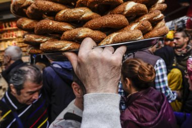 İstanbul, Türkiye 'de bir simit satıcısı krakerlerini pazarda taşıyor.