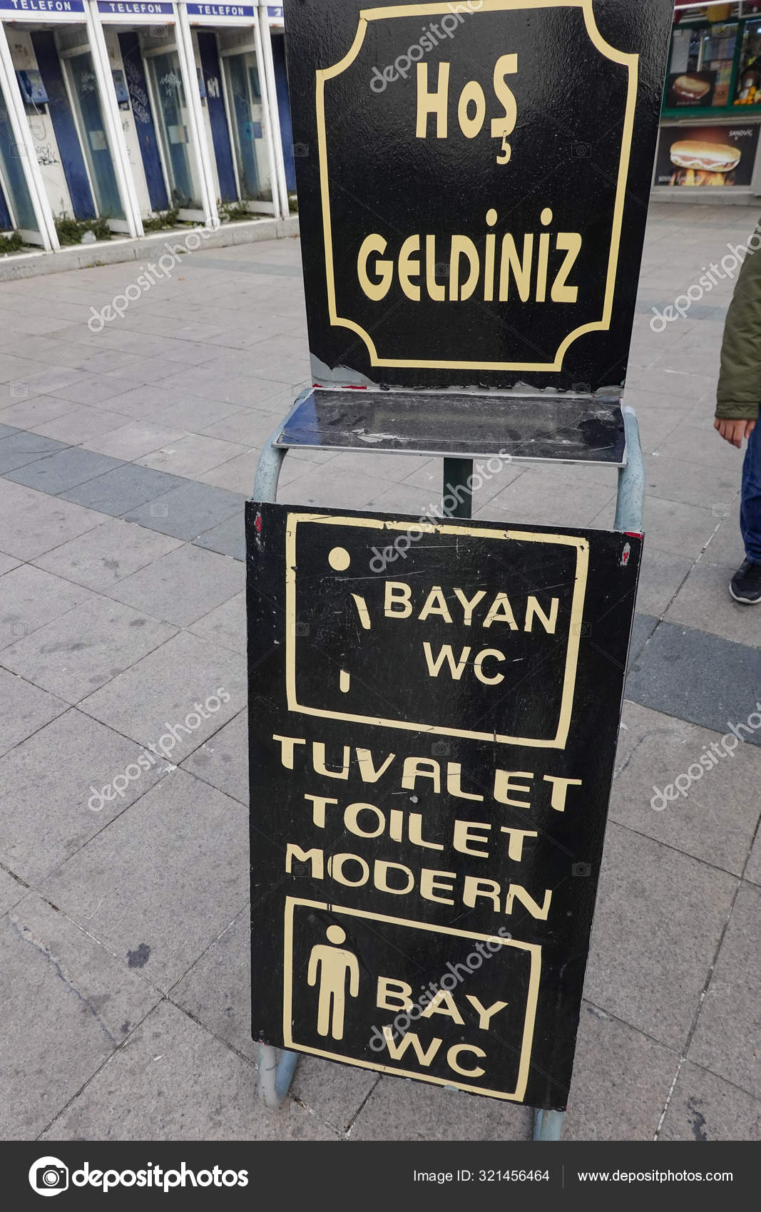 Estambul Turquía Una Señal Para Baño Público Calle — Foto ...