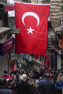 İstanbul, Türkiye Çarşıda işlek bir caddede dev bir Türk bayrağı.