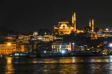 İstanbul, Türkiye Galata Köprüsü ve Mavi Cami gece aydınlandı.