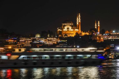 İstanbul, Türkiye Galata Köprüsü ve Mavi Cami gece aydınlandı.