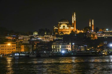İstanbul, Türkiye Galata Köprüsü ve Mavi Cami gece aydınlandı.