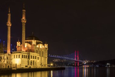 İstanbul, Türkiye Boğaziçi Köprüsü altındaki Ortakoy Camii, resmi adıyla 15 Temmuz Şehitler Köprüsü ve gayri resmi adıyla Birinci Köprü
