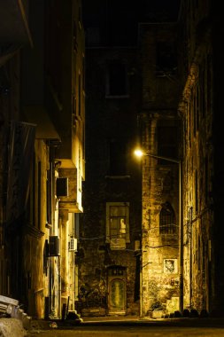 İstanbul, Türkiye Geceleri Karaköy Mahallesi 'nin karanlık sokakları.