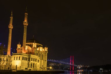 İstanbul, Türkiye Boğaziçi Köprüsü altındaki Ortakoy Camii, resmi adıyla 15 Temmuz Şehitler Köprüsü ve gayri resmi adıyla Birinci Köprü