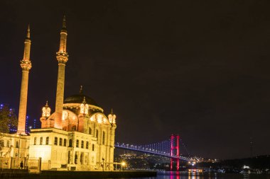 İstanbul, Türkiye Boğaziçi Köprüsü altındaki Ortakoy Camii, resmi adıyla 15 Temmuz Şehitler Köprüsü ve gayri resmi adıyla Birinci Köprü