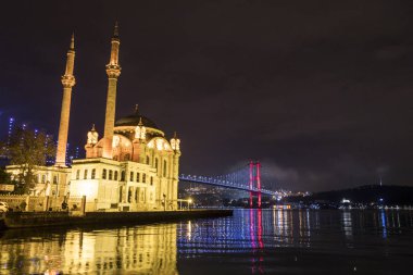 İstanbul, Türkiye Boğaziçi Köprüsü altındaki Ortakoy Camii, resmi adıyla 15 Temmuz Şehitler Köprüsü ve gayri resmi adıyla Birinci Köprü