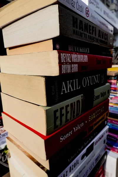 Estambul Turquía Una Pila Libros Una Venta Raspaduras Etiquetas —  Fotos de Stock