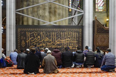 İstanbul-Türkiye Camii 'nde namaz kılan erkekler veya Sultan Ahmet Camii.