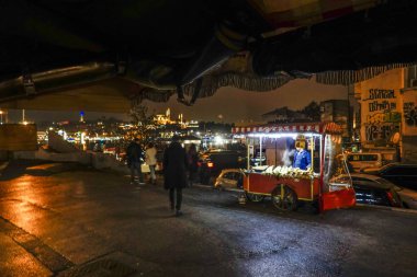 İstanbul, Türkiye Galata köprüsü yakınlarında ızgara mısır satan bir stand.