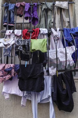 İstanbul ve Türkiye Balat mahallesinin arka sokaklarında kurutuluyor.