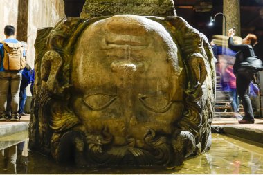 İstanbul, Türkiye. 532 tarihli Bizans Bazilikası Sarnıcı 'nın içi. Medusa' nın efsanevi başı..