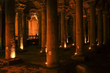 İstanbul, Türkiye Su depolamak için kullanılan 532 tarihli Bizans Bazilika Sarnıcısının İçi.