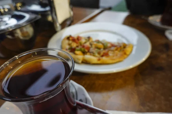 Istambul Turquia Uma Xícara Chá Uma Pequena Pizza Turca Café — Fotografia de Stock