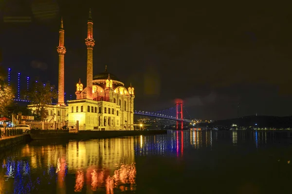 Istambul Turquia Mesquita Ortakoy Sob Ponte Bósforo Conhecida Oficialmente Como — Fotografia de Stock