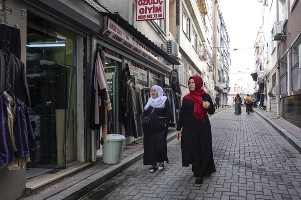 土耳其伊斯坦布尔两名穆斯林妇女在Balat街区的街道上行走 — 图库照片