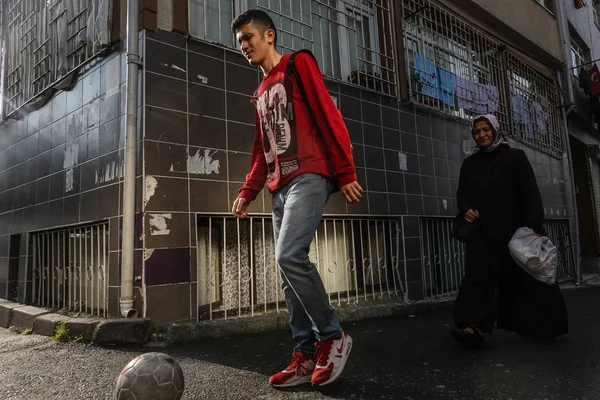 Istanbul Turecko Mladý Muž Fotbalovým Míčem Prochází Části Města Balat — Stock fotografie