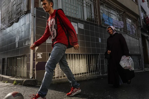 Istanbul Turecko Mladý Muž Fotbalovým Míčem Prochází Části Města Balat — Stock fotografie