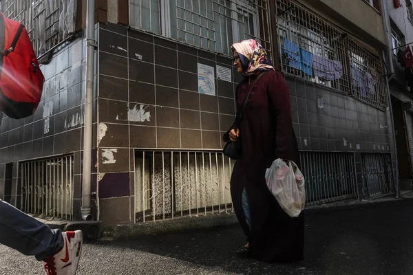 Stambuł Turcja Kobieta Przechodnia Spacerująca Balatowej Części Miasta — Zdjęcie stockowe