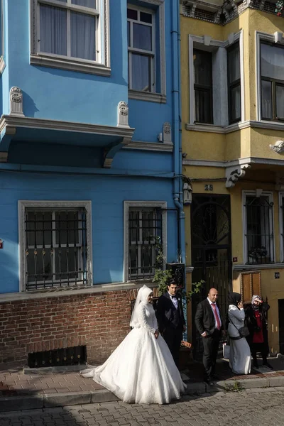 Stanbul Türkiye Balat Mahallesi Nde Renkli Binaların Önünde Evli Bir — Stok fotoğraf