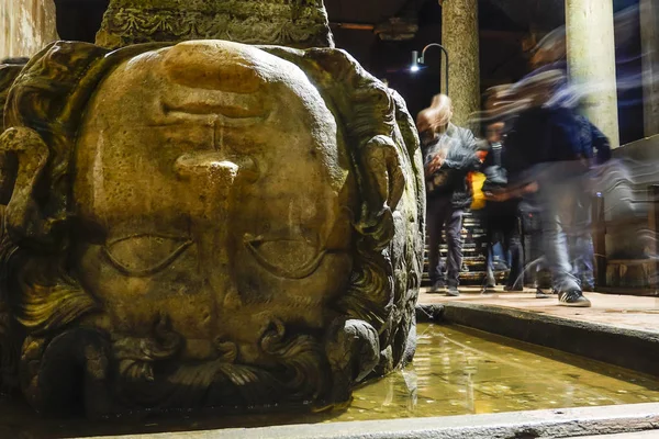 İstanbul, Türkiye. 532 tarihli Bizans Bazilikası Sarnıcı 'nın içi. Medusa' nın efsanevi başı..