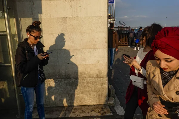 Istanbul Turecko Mladá Žena Zkontroluje Telefon Mostě Galata — Stock fotografie