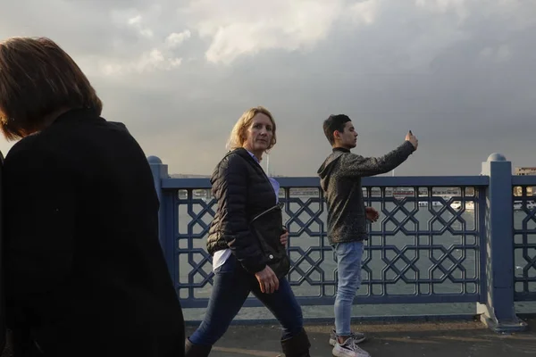 イスタンブール トルコガラタ橋の女性歩行者 — ストック写真