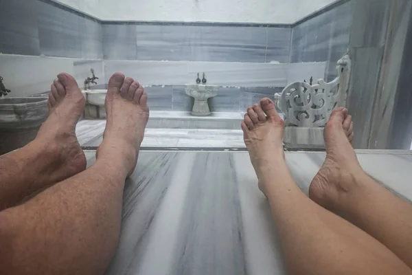 Istambul Turquia Casal Deitado Uma Placa Mármore Quente Banho Turco — Fotografia de Stock