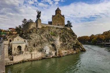 Tiflis, Gürcistan Kralı Vakhtang Gorgasali 'nin Mtkvari nehri ve Metekhi Kilisesi üzerindeki heykeli