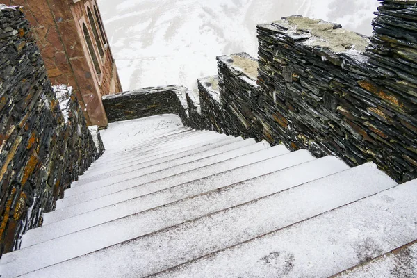 Stepantsminda Georgia Schneebedeckte Stufen Der Gergeti Dreifaltigkeitskirche Der Kasbegi Wildnis — Stockfoto