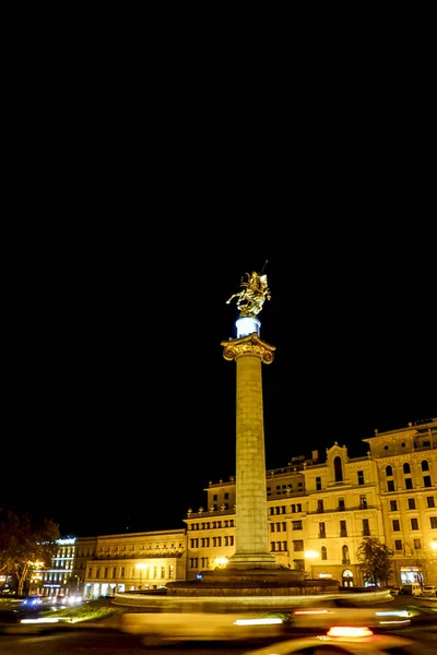 Tiflis Georgia Özgürlük Meydanı Gece Bir Kolon Aziz George Heykeliyle — Stok fotoğraf