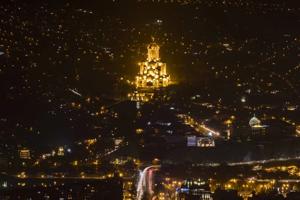 Tbilisi Gruzja Malowniczy Widok Miasto Oświetloną Katedrę Trójcy Świętej Tbilisi — Zdjęcie stockowe