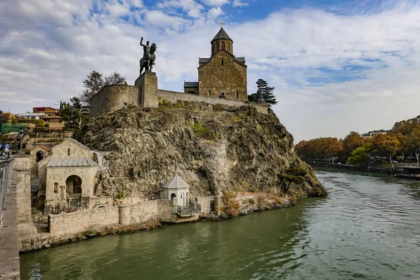 Tiflis, Gürcistan Kralı Vakhtang Gorgasali 'nin Mtkvari nehri ve Metekhi Kilisesi üzerindeki heykeli