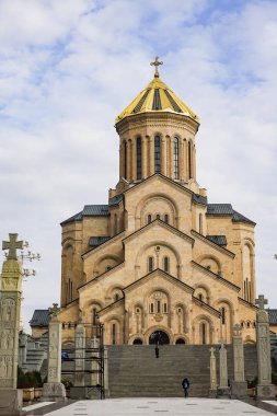 Tiflis, Gürcistan Yayaları Tiflis 'in Kutsal Üçlü Katedrali' nde yürüyorlar.