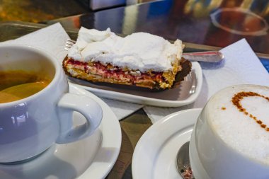 Tiflis, Georgia keki, espresso ve kahve dükkanında kapuçino..