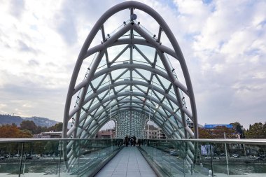 Tiflis, Gürcistan Barış Köprüsü, Mtkvari Nehri üzerinde 2010 yılından itibaren tasarlanan ve Michele De Lucchi tarafından tasarlanan bir yaya çelik ve cam köprüdür..