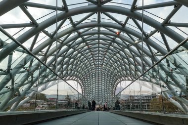 Tiflis, Gürcistan Barış Köprüsü, Mtkvari Nehri üzerinde 2010 yılından itibaren tasarlanan ve Michele De Lucchi tarafından tasarlanan bir yaya çelik ve cam köprüdür..