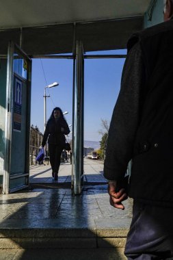 Tiflis, Georgia yolcuları Ghrmaghele metro istasyonundaki platformda..