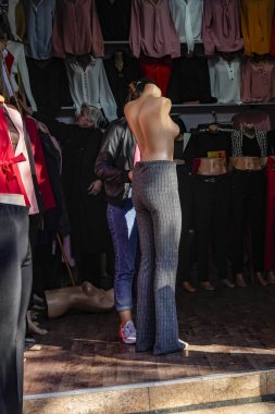 Tiflis, Gürcistan 'da bir görevli, kadın giyim mağazasında bir manken giydiriyor..