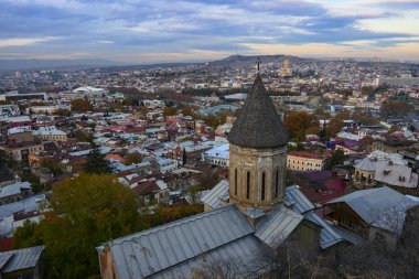 Tiflis, Gürcistan Gün batımında eski kasabanın manzarası.